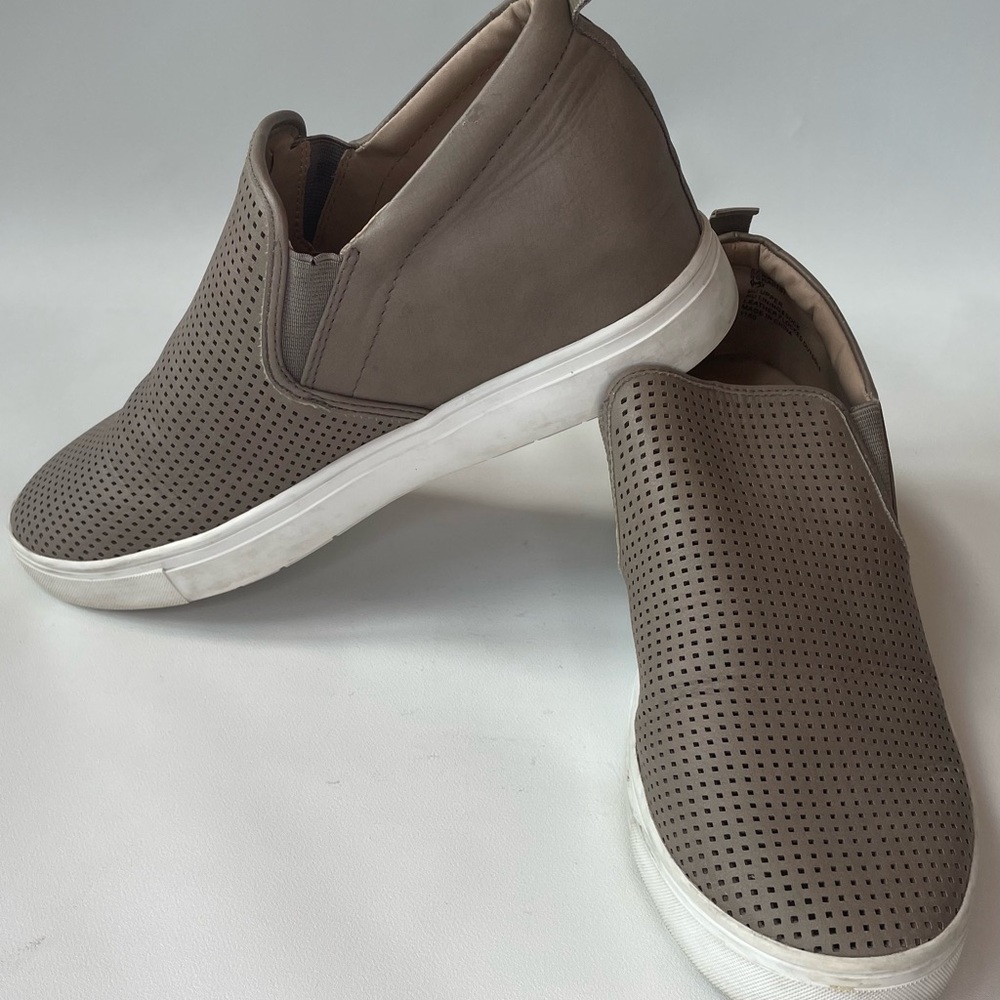 Steve Madden Womens Scramble Slip-on Sneaker with Perforated Size 9.5 Taupe Gray